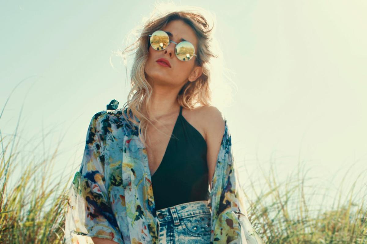 chica con gafas moda verano