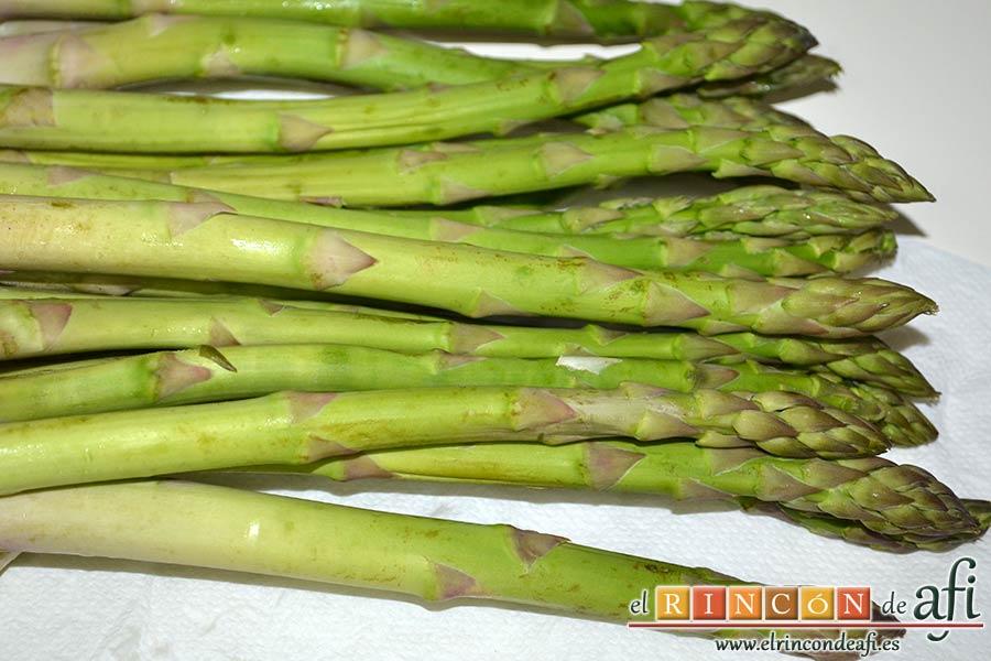 Rollitos de espárragos trigueros, coger los espárragos trigueros