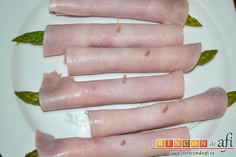 Rollitos de espárragos trigueros, repetir hasta tener todos los espárragos envueltos