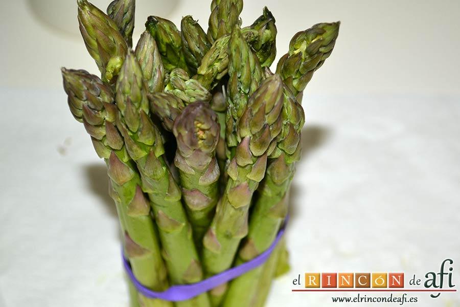 Rollitos de espárragos trigueros, cortar las partes leñosas y luego los apilamos con el elástico con el que vienen