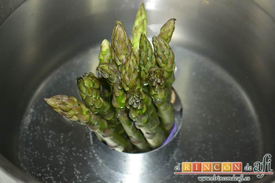 Rollitos de espárragos trigueros, los ponemos en un caldero con agua y un poco de sal en posición vertical con las yemas hacia arriba
