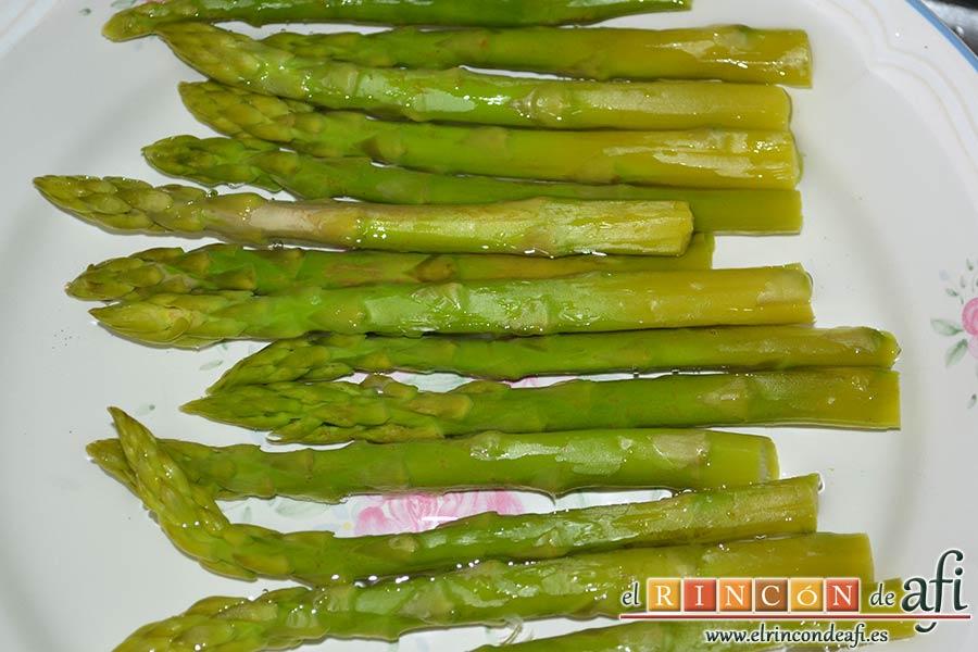 Rollitos de espárragos trigueros, escurrir los espárragos trigueros y dejar atemperar