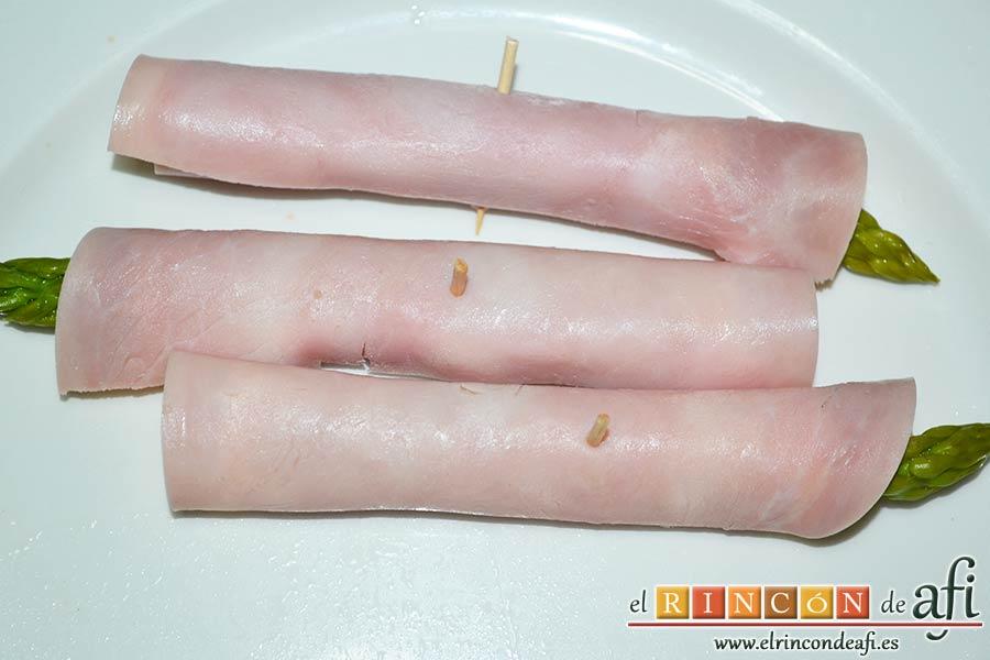 Rollitos de espárragos trigueros, usar palillos de dientes para sujetarlos
