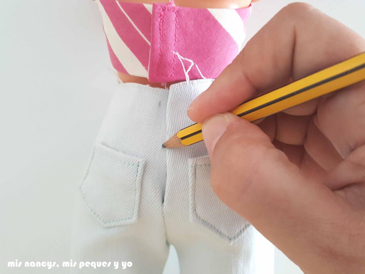 mis nancys, mis peques y yo, tutorial short vaquero para Nancy (patron gratis), marcar zona velcro