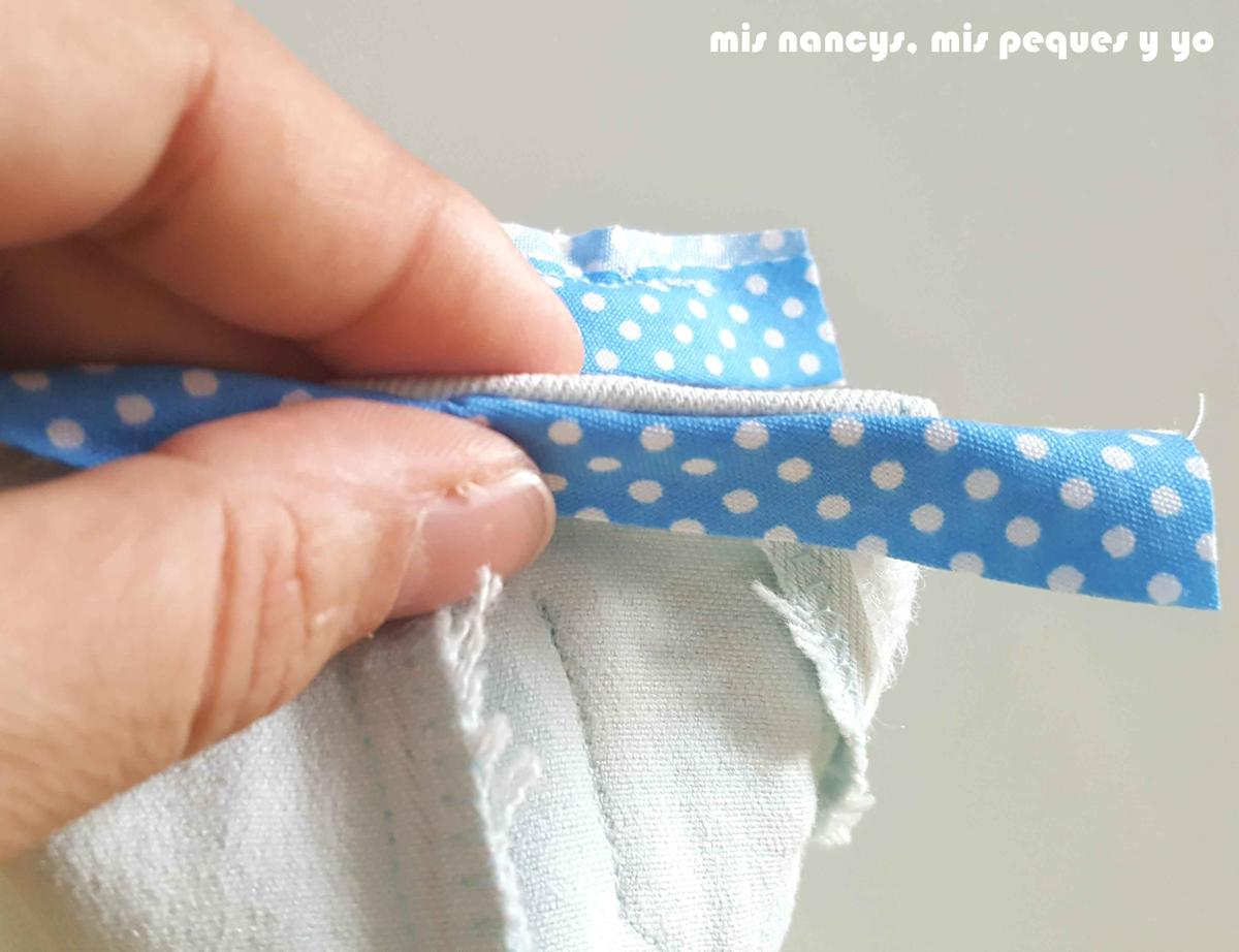 mis nancys, mis peques y yo, tutorial short vaquero para Nancy (patron gratis), doblar bies hacia interior