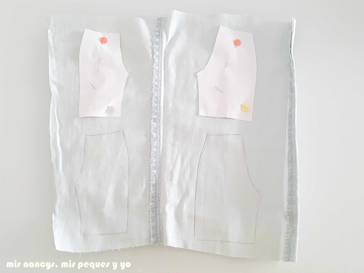 mis nancys, mis peques y yo, tutorial short vaquero para Nancy (patron gratis), marcar el patron del reves sobre la tela