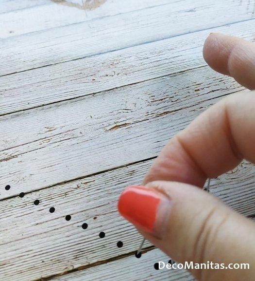 Pinchando los alfileres en el foam para hacer un hilorama fácil