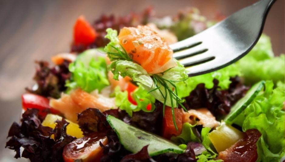 Ensalada multicolor con salmón salteado