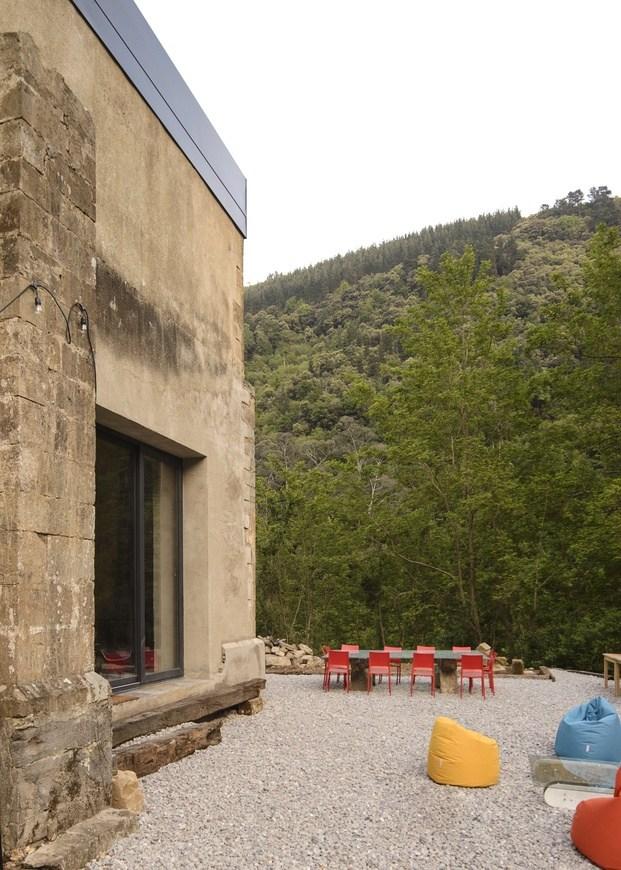 Rehabilitar una pequeña ermita como vivienda, ha dado como resultado una vivienda personal y fantástica.