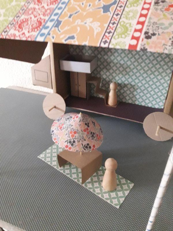 auto-caravana reciclando una caja de cartón