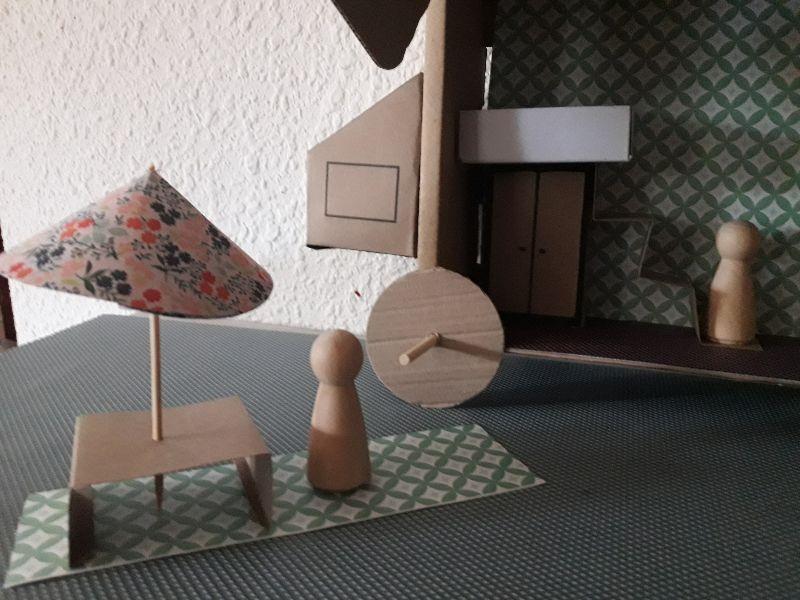 auto-caravana reciclando una caja de cartón