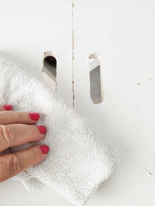 Limpiar polvo y grasa antes de pegar los azulejos adhesivos.