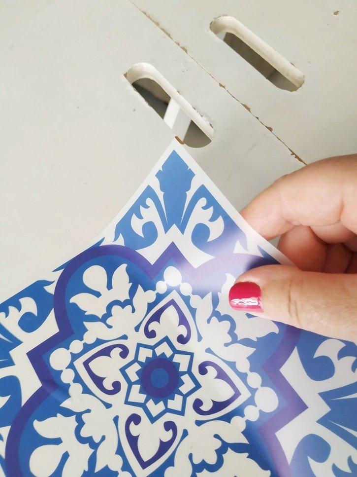 Con azulejos adhesivos de estilo portugués cambias el aspecto de una mesa fácil y rápido.