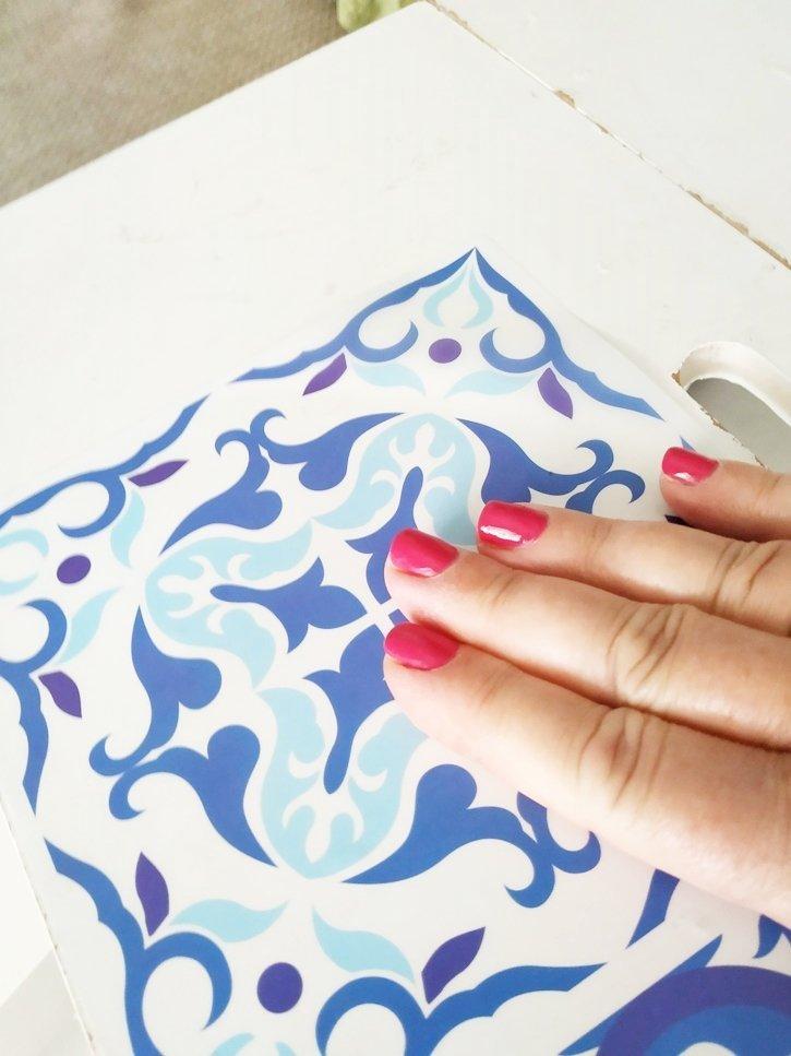 Extender bien el azulejo adhesivo para que no forme burbujas sobre la superficie.