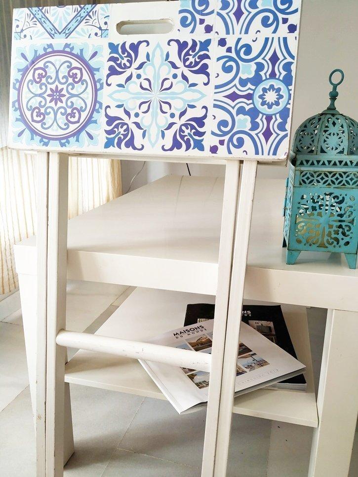 Meista tuneada con azulejos adhesivos de estilo portugués.