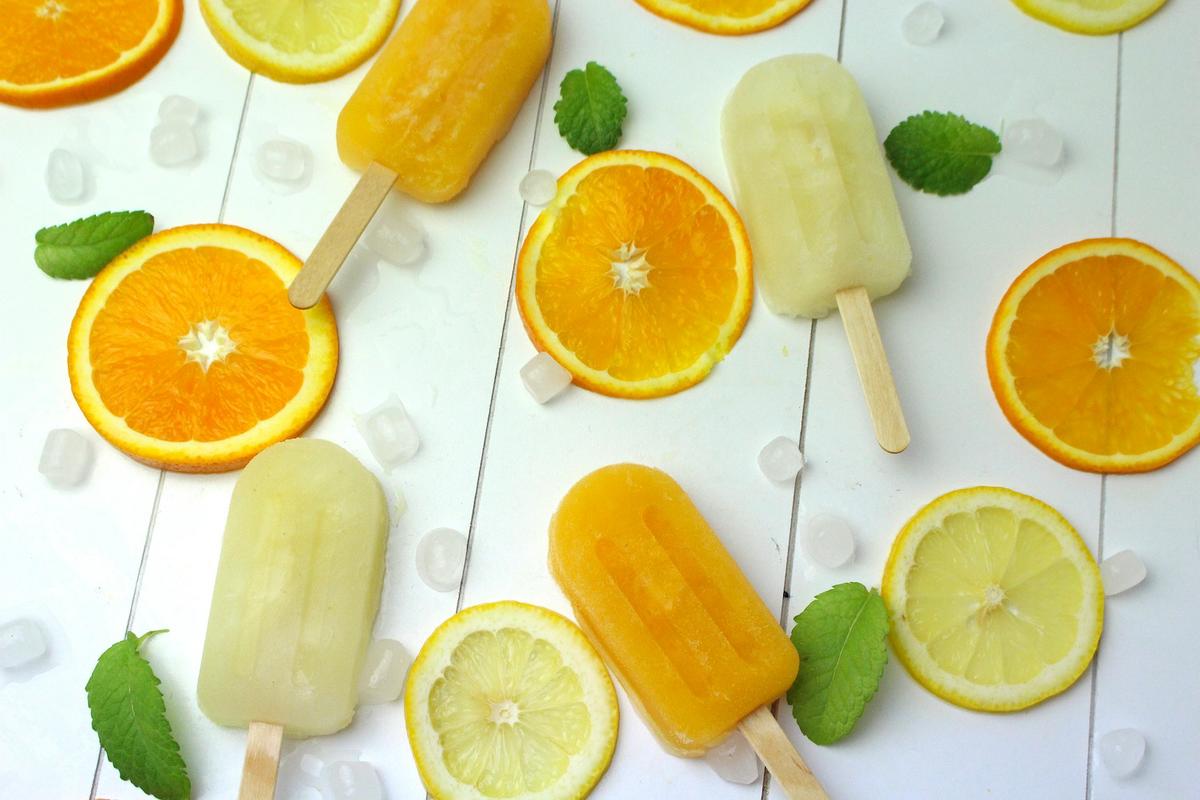 Polos de hielo de limón y de naranja