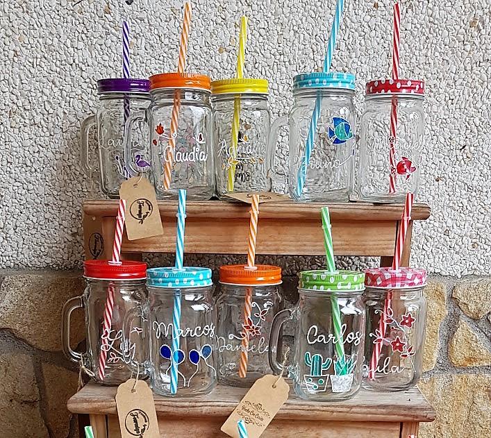 Jarritas de cristal pintadas a mano. Técnica del vitral. Detalle.