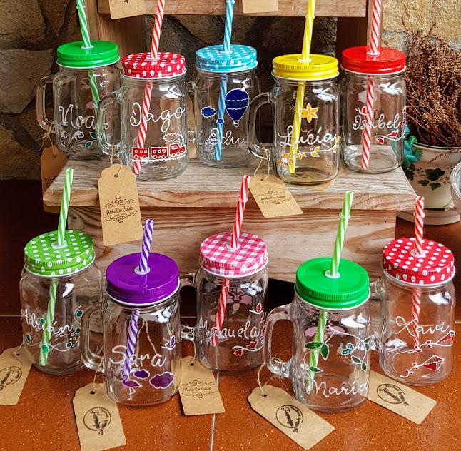 Jarritas de cristal pintadas a mano. Técnica del vitral. Detalle.