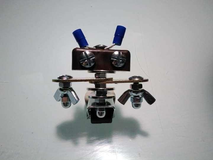 Robot hecho con tornillo, ideacompartida por el grupo