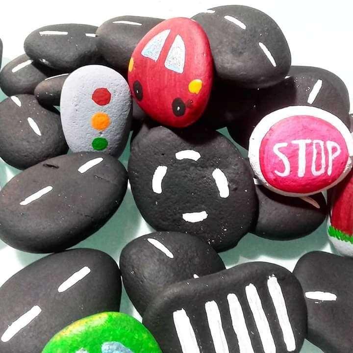 Pidras decoradas con señales de trafico, compartido en el grupo de facebook Jugar en Casa