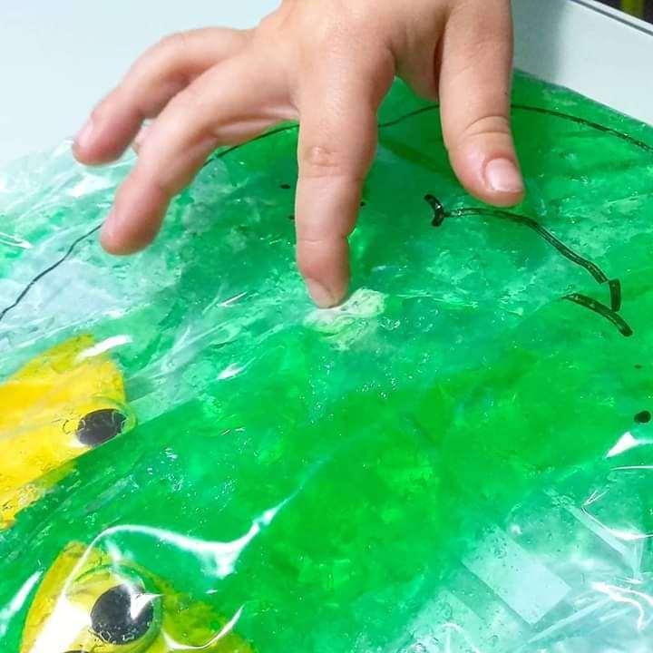 Manos de peque jugando con pintura