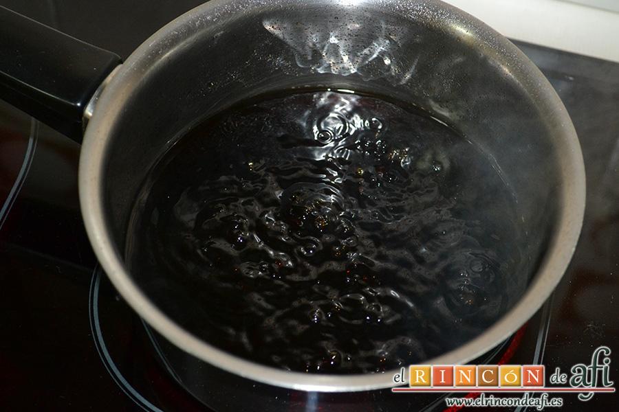 Solomillo de ternera con foie, cebolla caramelizada y reducción al Pedro Ximénez, A la par ponemos en un cazo los 250 ml de Pedro Ximénez para hacer la reducción a fuego moderado