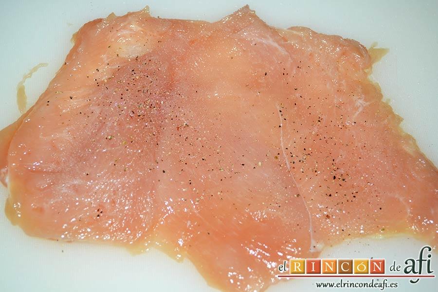 Rollitos de pechuga de pollo con salsa de setas variadas y reducción al Pedro Ximénez, salpimentar las pechugas de pollo abiertas