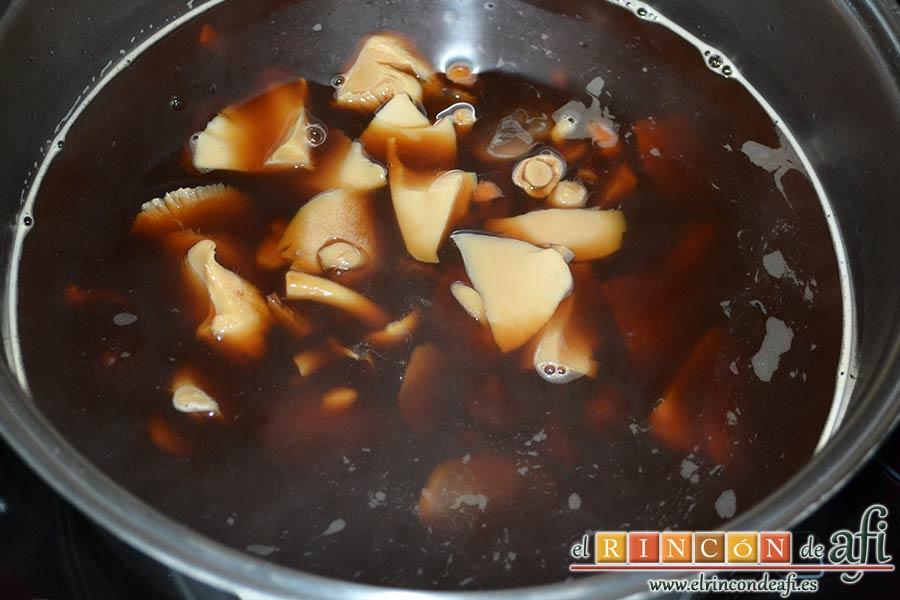 Rollitos de pechuga de pollo con salsa de setas variadas y reducción al Pedro Ximénez, añadir las setas