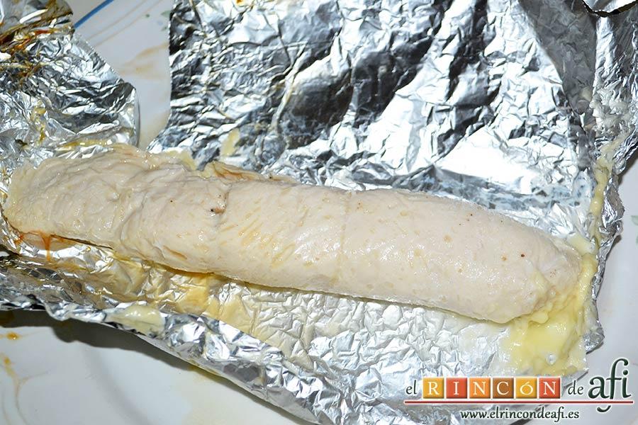 Rollitos de pechuga de pollo con salsa de setas variadas y reducción al Pedro Ximénez, sacar los rollitos del horno y retirar el papel de aluminio