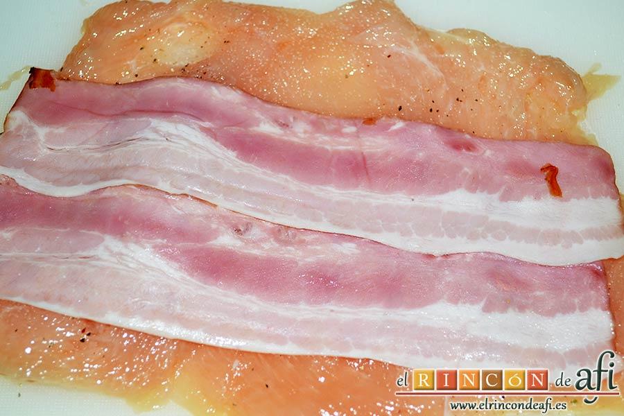 Rollitos de pechuga de pollo con salsa de setas variadas y reducción al Pedro Ximénez, colocar dos lonchas de bacon ahumado por encima de la pechuga abierta