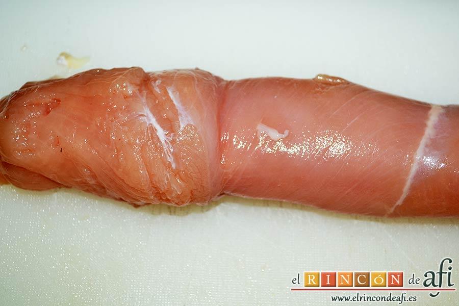 Rollitos de pechuga de pollo con salsa de setas variadas y reducción al Pedro Ximénez, enrollar