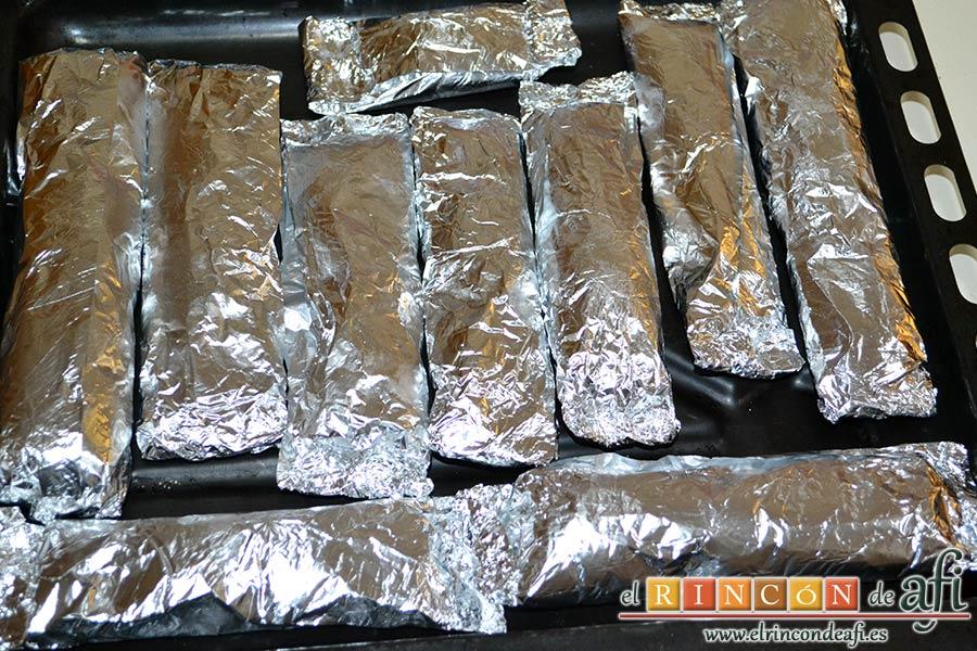 Rollitos de pechuga de pollo con salsa de setas variadas y reducción al Pedro Ximénez, poner todos los paquetitos en una bandeja de horno