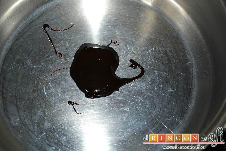 Rollitos de pechuga de pollo con salsa de setas variadas y reducción al Pedro Ximénez, poner en un caldero el concentrado de carne