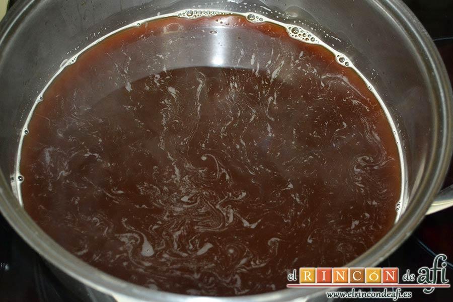 Rollitos de pechuga de pollo con salsa de setas variadas y reducción al Pedro Ximénez, añadir el agua