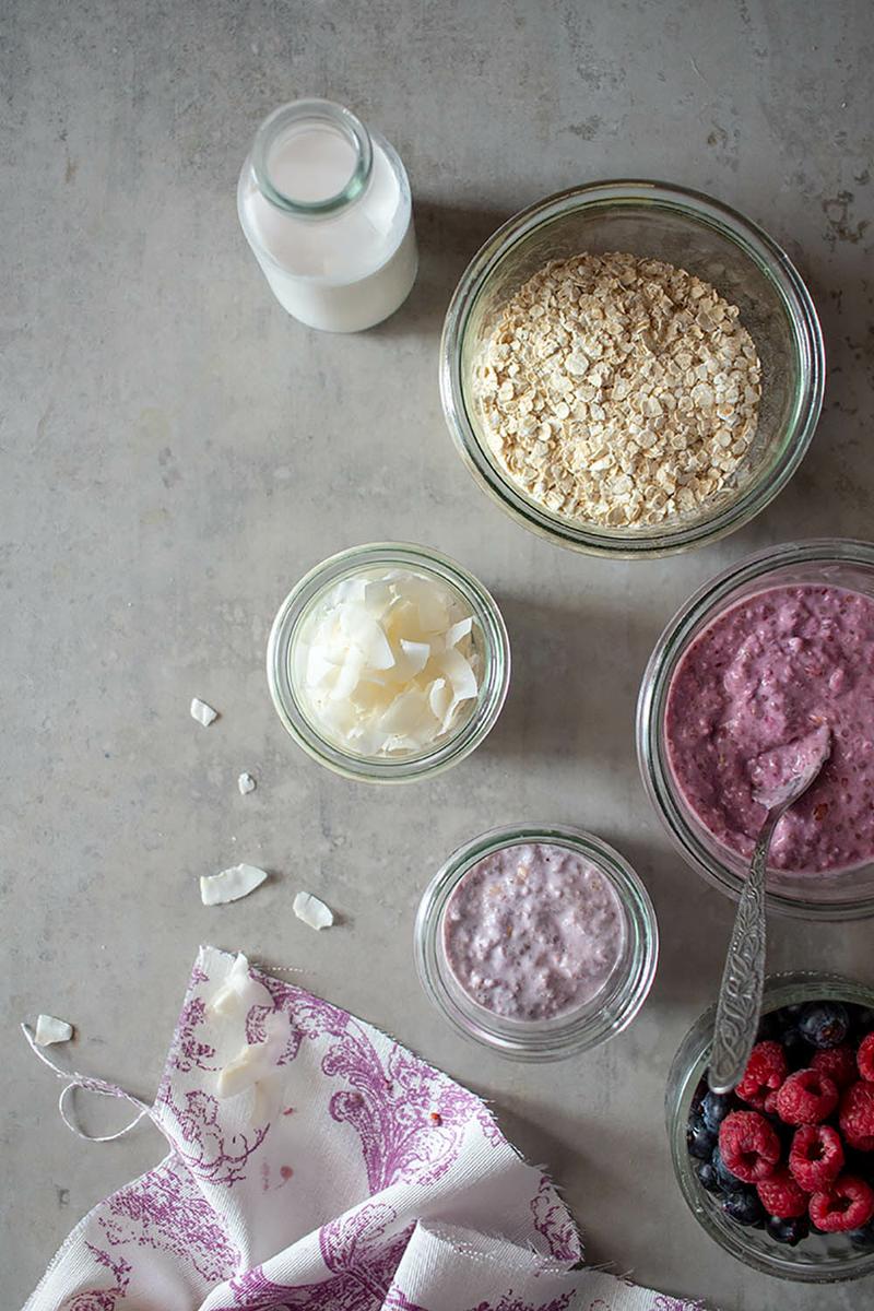 pudín de avena, chia y frutos rojos