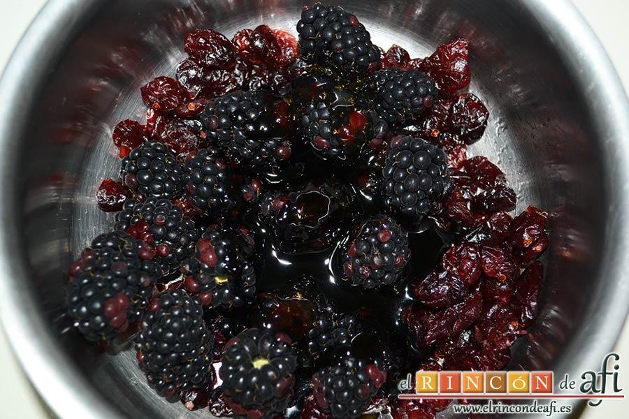 Helado de yogur con salsa de arándanos y moras, lavar y mezclar moras, arándanos, miel, vinagre balsámico y una pizca de sal en un cazo