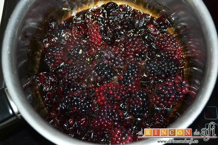 Helado de yogur con salsa de arándanos y moras, dejar cocer unos 10 minutos