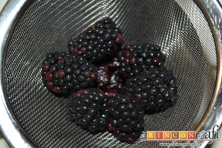 Helado de yogur con salsa de arándanos y moras, reservar y lavar varias moras para decorar