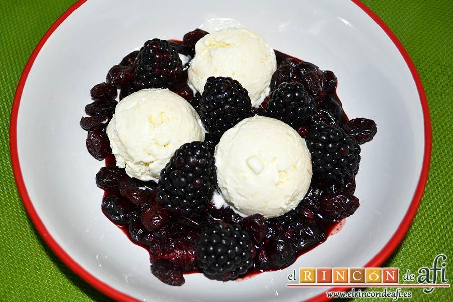 Helado de yogur con salsa de arándanos y moras, montar el plato