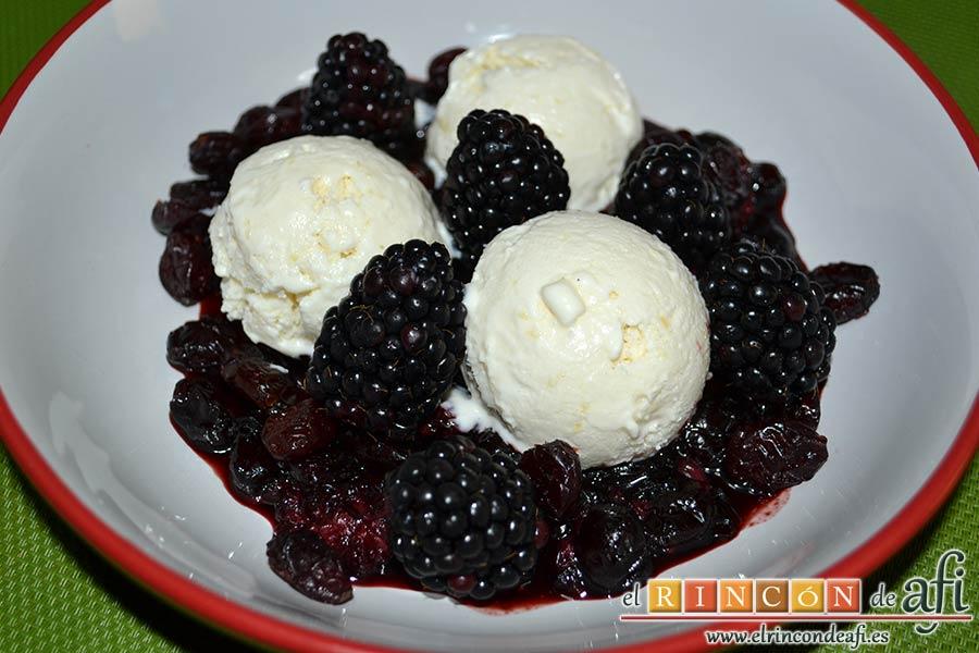 Helado de yogur con salsa de arándanos y moras, sugerencia de presentación