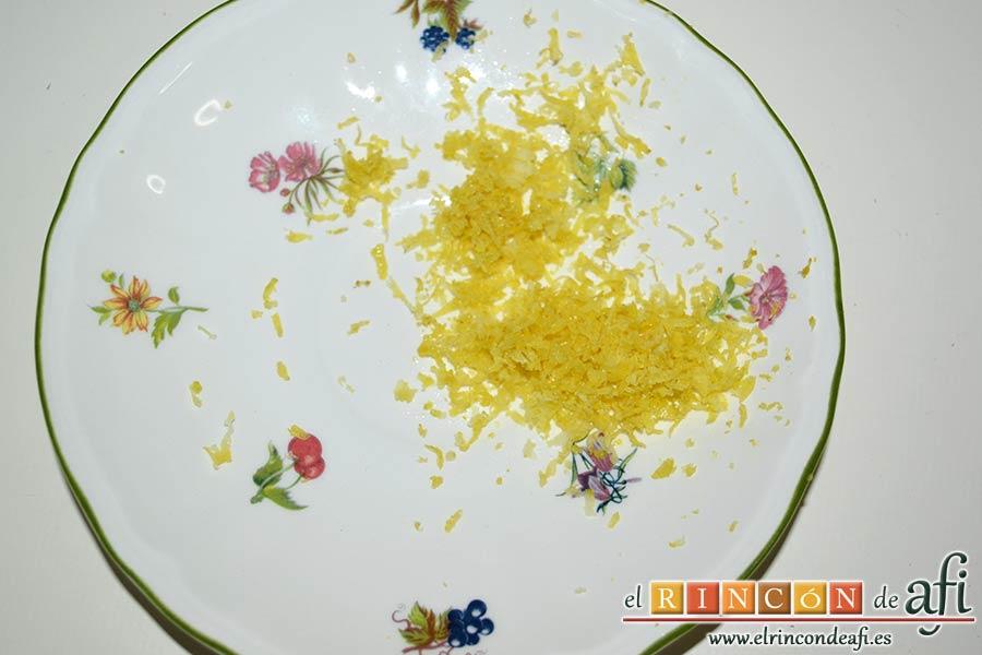 Helado de yogur con salsa de arándanos y moras, sacar la ralladura del limón