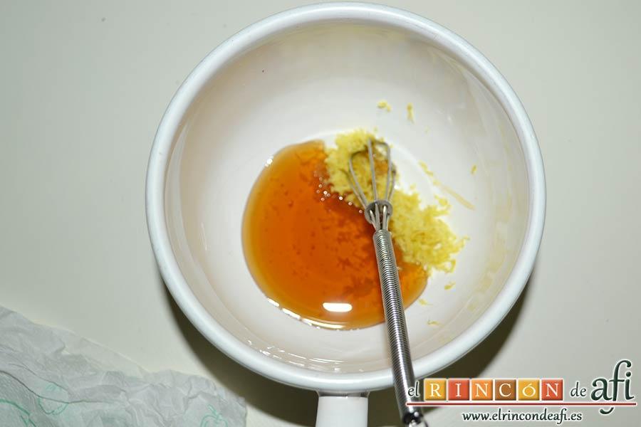 Helado de yogur con salsa de arándanos y moras, mezclar con la miel