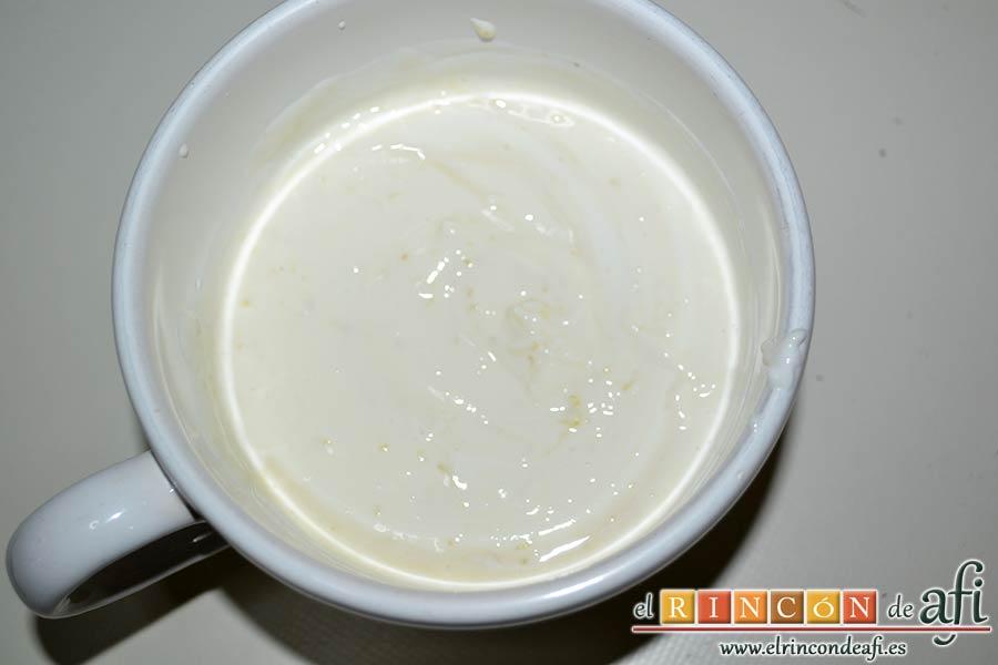 Helado de yogur con salsa de arándanos y moras, mezclar hasta que esté homogéneo