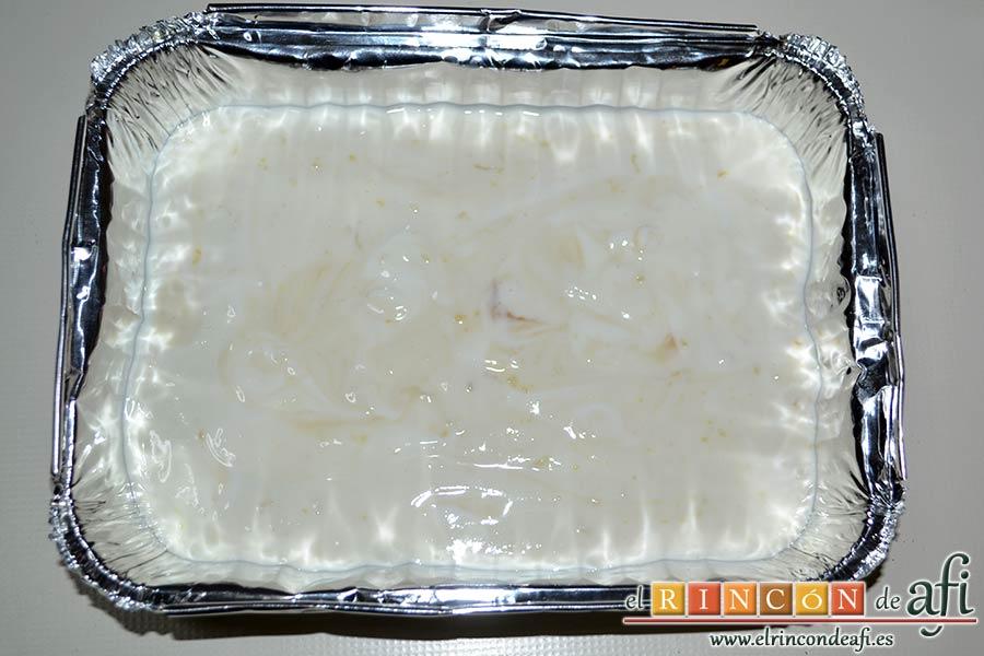 Helado de yogur con salsa de arándanos y moras, verter en un molde