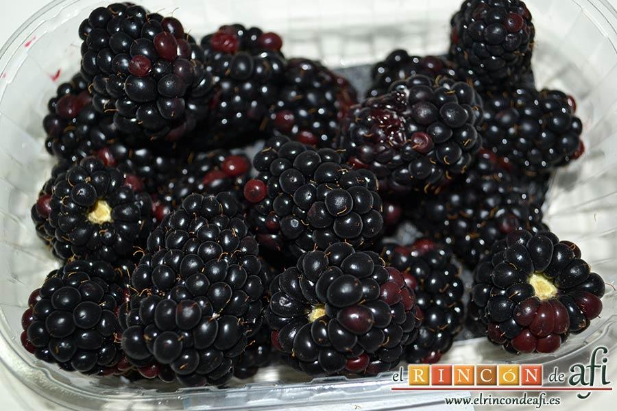 Helado de yogur con salsa de arándanos y moras, preparar las moras