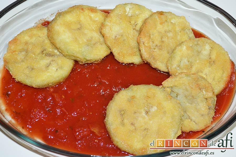 Berenjenas a la parmesana, poner encima una capa de berenjenas fritas