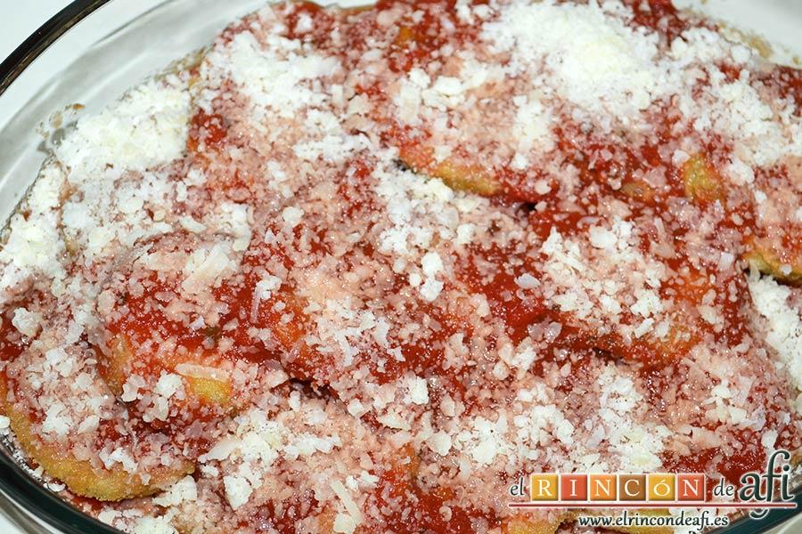 Berenjenas a la parmesana, cubrir con queso parmesano rallado