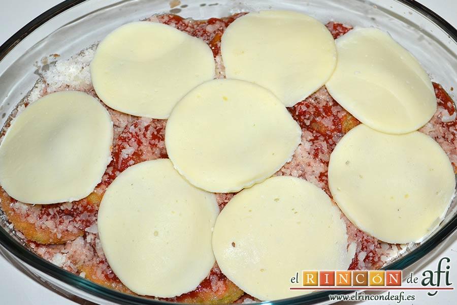 Berenjenas a la parmesana, cubrir con mozzarella