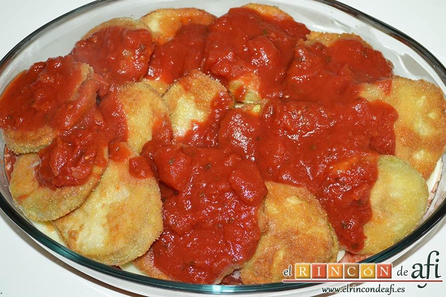 Berenjenas a la parmesana, poner otra capa de berenjenas y otra de salsa
