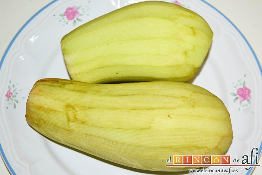 Berenjenas a la parmesana, cortar los extremos y pelar